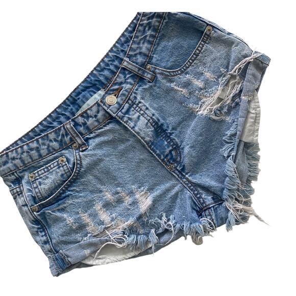 NIKKIBEACHHOUSE CUT OFF DENIM SHORTS SIZE MEDIUM - Picture 3 of 11